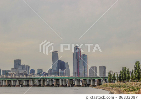 Scenery around the Hangang Bridge lined with high-rise buildings Scenery around the Hangang Bridge lined with high-rise buildings 86832087