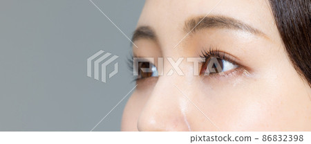 眼睛分開女性 86832398