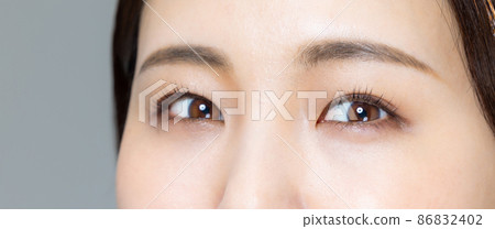 眼睛分開女性 86832402
