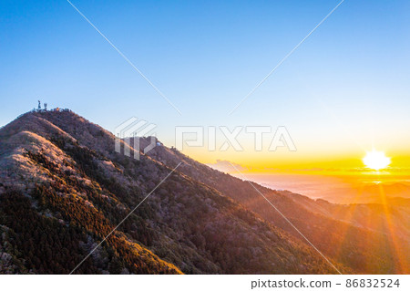 Sunrise and Mt. Tsukuba (Ibaraki Prefecture) 86832524