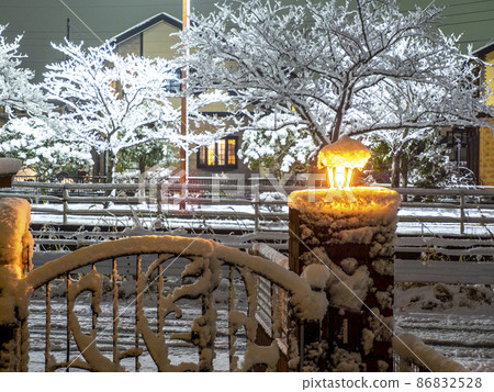 白雪皚皚的門燈 86832528