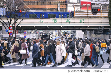 Tokyo cityscape in Japan 1393 people nationwide with the most severe illness ... Over 1000 people for 11 consecutive days, over 100 people dead for 8 consecutive days ... = 14th, Shibuya 86832952
