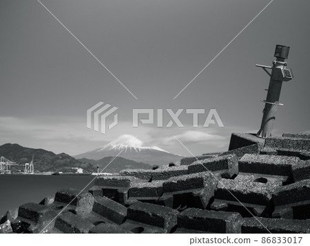 Monochrome Mt. Fuji seen from the Masaki coast 86833017