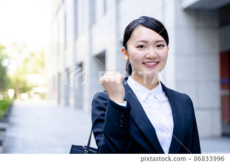 Female job hunting recruitment in a suit 86833996