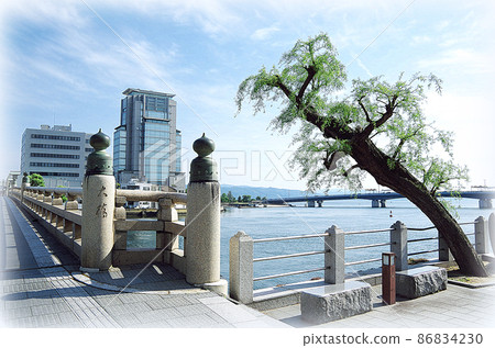 [Painting style] Matsue Ohashi Bridge and the cityscape along the Ohashi River ... Matsue City, Shimane Prefecture (sunny) 86834230