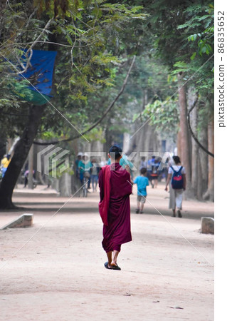 柬埔寨，穿著袈裟的僧侶在廢墟遺址上行走 86835652