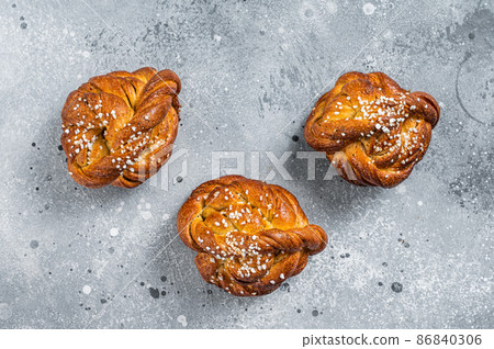 Swedish cinnamon buns Kanelbullar. Gray background. Top view 86840306