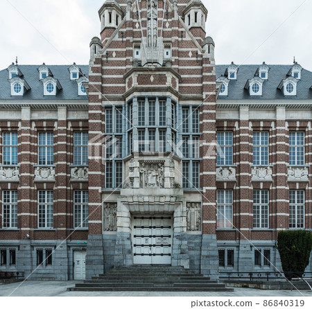 Dendermonde, East Flanders - Belgium - 12 08 2018: the neo classic court house Dendermonde, East Flanders - Belgium - 12 08 2018: the neo classic court house 86840319