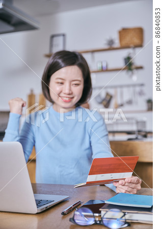 做膽量姿勢的一個少婦看存摺 86840853