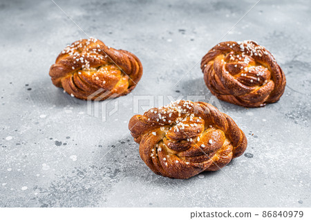 Swedish cinnamon buns Kanelbullar. Gray background. Top view 86840979