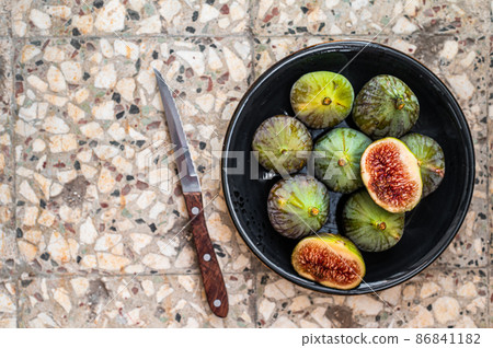Sweet Organic Green Figs on a plate. Top view. Gray background. Copy space 86841182