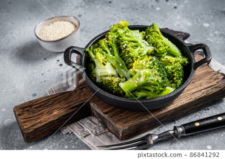 Green boiled broccoli cabbage in pan. Gray background. Top view 86841292