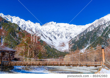 [Rare material] Scenery near Kamikochi Kappa Bridge in winter [Nagano Prefecture] 86842060