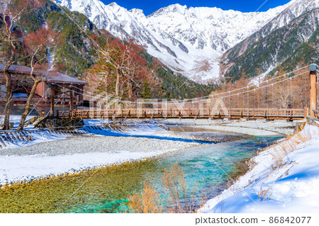 [Rare material] Scenery near Kamikochi Kappa Bridge in winter [Nagano Prefecture] 86842077