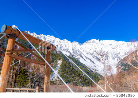 [Rare material] Scenery near Kamikochi Kappa Bridge in winter [Nagano Prefecture] 86842080
