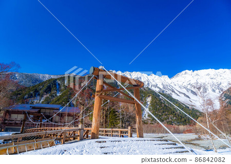 [Rare material] Scenery near Kamikochi Kappa Bridge in winter [Nagano Prefecture] 86842082