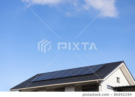 [環境形象] 太陽能發電。帶太陽能電池板和湛藍天空的房子的屋頂。 86842284