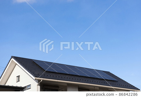 [Environmental image] Solar power generation. The roof of a house with solar panels and a clear blue sky. 86842286