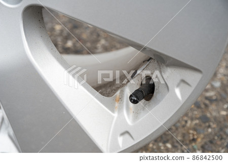 [Car] Dirty wheels and air valves 86842500