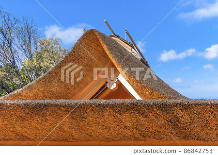 傳統建築中使用的茅草屋頂和藍天特寫。 86842753