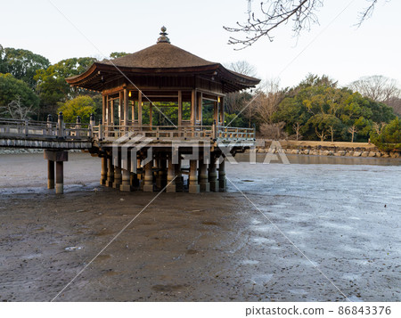 Ukimido and the drained pond 86843376