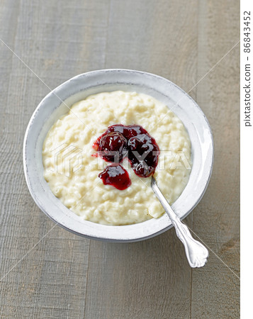 bowl of healthy rice and milk pudding 86843452