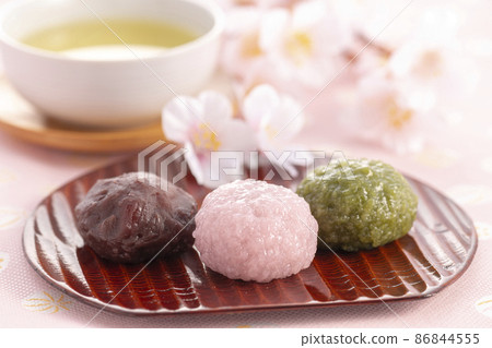 Sakura cake and tea 86844555
