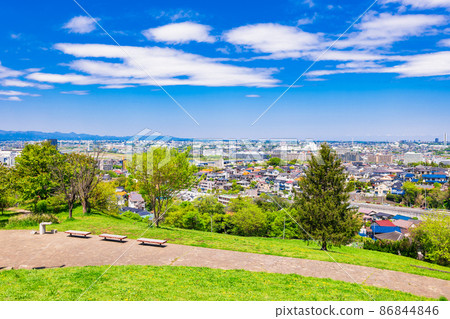 Suburban residential area seen from the fresh green hill 86844846