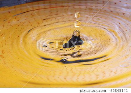Two droplets of water fall on the surface of the water until they are scattered Two droplets of water fall on the surface of the water until they are scattered 86845141