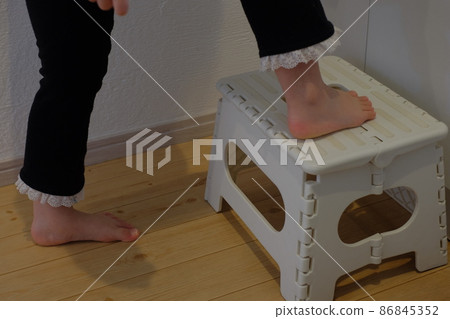 孩子們騎在浴室的跳板上 86845352