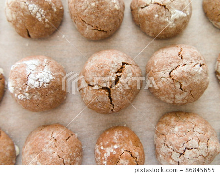 Making sweets Chocolate crinkle cookies 86845655