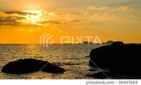 俯瞰軍艦島的夜景 俯瞰軍艦島的夜景 86845668