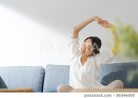Female in her 30s stretching on the sofa 86846000