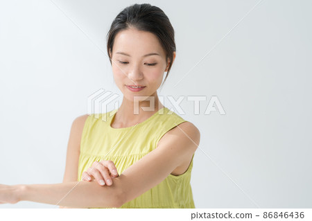 穿黃色連衣裙的女人 穿黃色連衣裙的女人 86846436