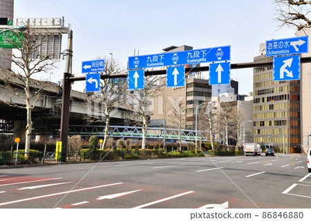 Looking toward the Nishikichogashi intersection (Chiyoda-ku, Tokyo) [2022.2] 86846880