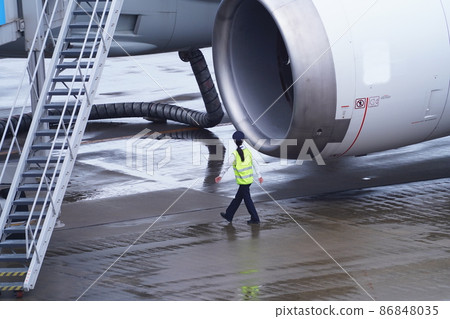 檢查飛機的女飛行員 86848035