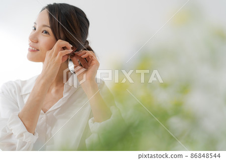 女性佩戴配飾 86848544