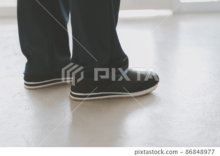球衣和運動鞋和年輕人 86848977