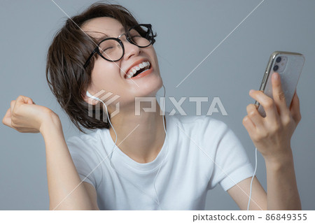 A woman watching a smartphone 86849355