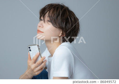 觀看智能手機的婦女 觀看智能手機的婦女 86849572