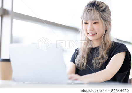 女大學生上網課 86849660