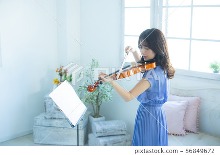 Violin female Violin female 86849672