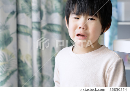 可怕和哭泣的亞裔小孩 86850254