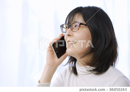 Asian female talking on smartphone Asian female talking on smartphone 86850263
