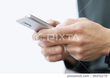 亞洲男子在智能手機上打字 86850270