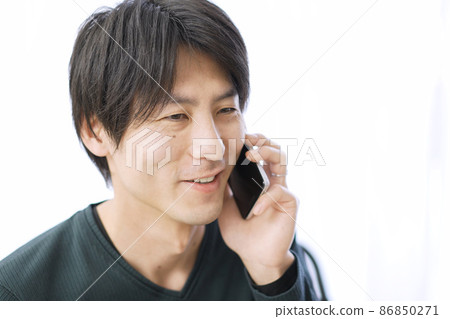亞洲女性在智能手機上交談 86850271