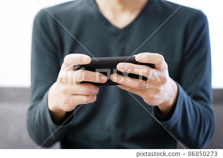 亞洲人在智能手機上玩遊戲 86850273