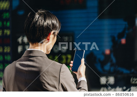 Men watching the world market (up-hand body parts) 86850616