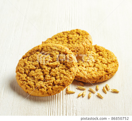 Oatmeal cookies on wooden table 86850752