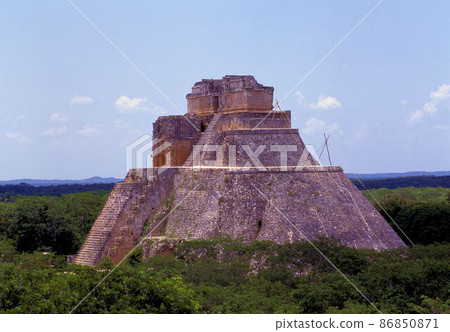 The front and back of the witch's pyramid are asymmetric The front and back of the witch's pyramid are asymmetric 86850871